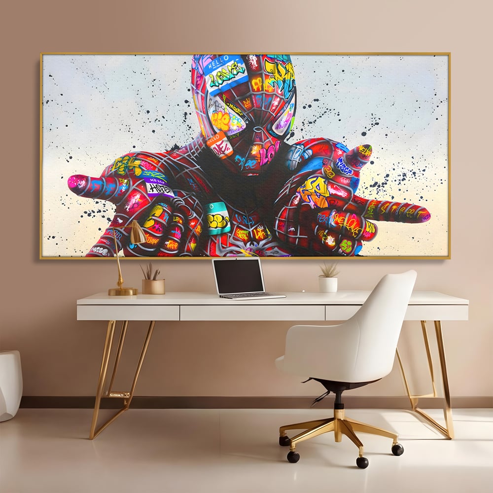Tablou canvas cu tablou canvas cu omul paianjen in stil grafitti, in rama de aluminiu auriu, pe perete intr-un birou